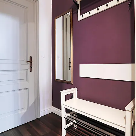 Two-bedroom Haven In The Old Town דירה