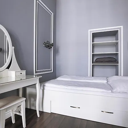 Two-bedroom Haven In The Old Town דירה *