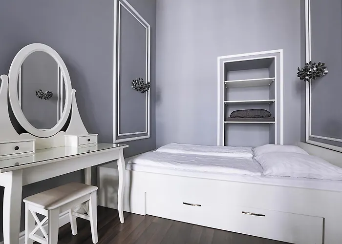 Two-bedroom Haven In The Old Town Διαμέρισμα *