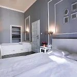Two-bedroom Haven In The Old Town *